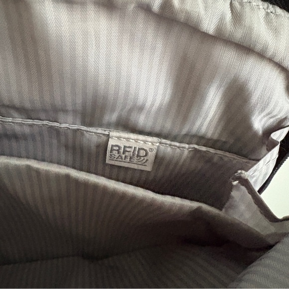 Pacsafe | Daysafe Slim Crossbody Bag Anti-Theft RFID Purse Bag Black - Picture 10 of 10